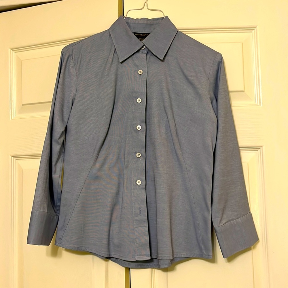 Banana Republic light blue ladies button down. XS.